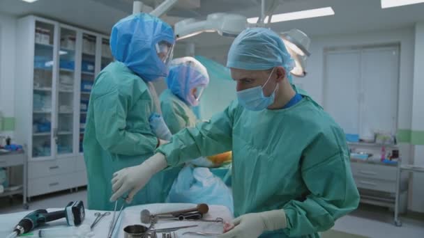 Grupo Cirujanos Uniforme Protector Asistente Masculino Instrumentos Estériles Los Cirujanos — Vídeo de stock