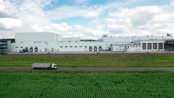 Vrachtwagen Rijdt Een Weg Achtergrond Van Fabriek Moderne Industriële Installatie — Stockvideo
