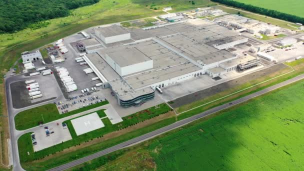 Fabrika Yeşil Alanda Modern Bir Endüstriyel Fabrikanın Dışı Beyaz Kamyonlar — Stok video