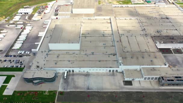 工业厂房的屋顶 一个现代化大工厂的许多建筑物和停车场是一起建造的 顶部视图 — 图库视频影像