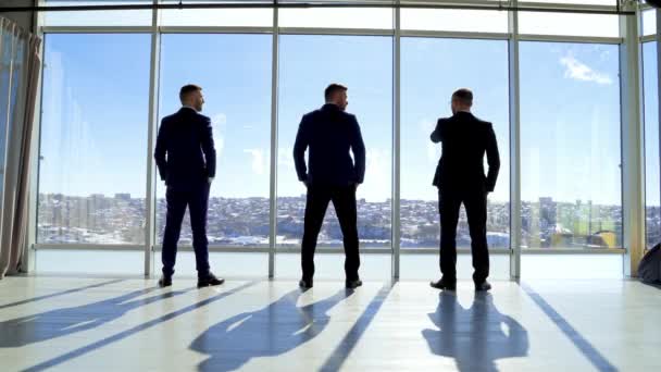 Affärsmän Kontoret Stadslandskapet Genom Fönstret Tre Män Eleganta Kostymer Står — Stockvideo