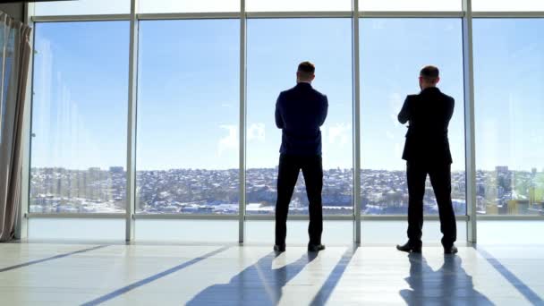 Meeting Entrepreneurs Office Window Rear View Two Businessmen Admiring City — Stock Video
