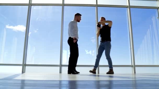 Biznesmen Pozujący Przed Kamerą Tle Nieba Fotograf Robi Zdjęcia Przystojnemu — Wideo stockowe