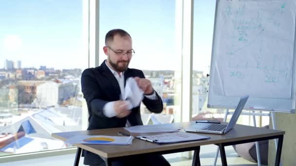 Νευρικός Επιχειρηματίας Στο Γραφείο Ενοχλημένος Επιχειρηματίας Που Κάθεται Στο Τραπέζι — Αρχείο Βίντεο