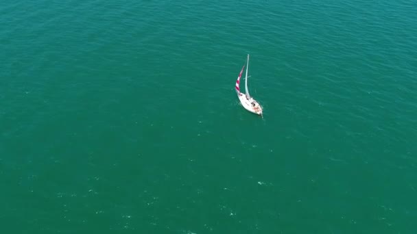Segelboot Jacht Segelt Auf Dem Meer Bootsschwimmen Auf Schönem Wasser — Stockvideo