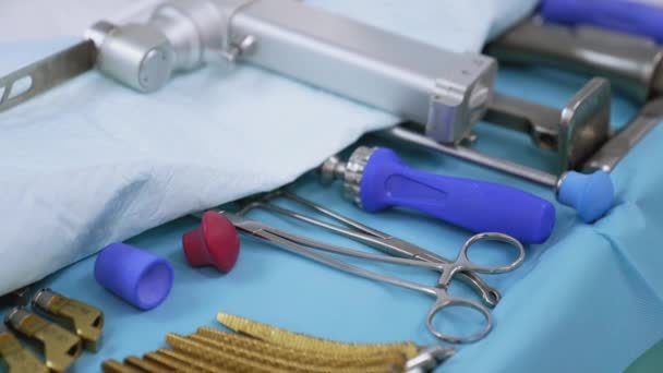 Sada Lékařských Nástrojů Chirurgickém Stole Podrobné Přístroje Operačním Sále Detailní — Stock video
