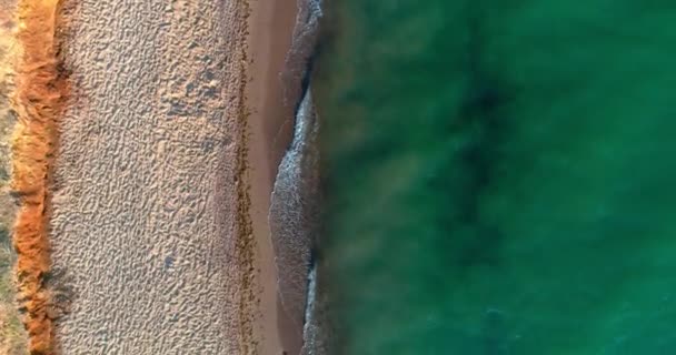 海水と砂浜の美しい背景 海岸に波が付いている驚くべき緑の水 海岸のミュージシャン トップエアリアルビュー — ストック動画