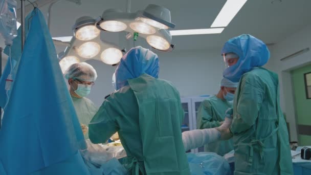Cirugía Tiempo Pandémico Grupo Especialistas Médicos Uniforme Protección Haciendo Una — Vídeos de Stock