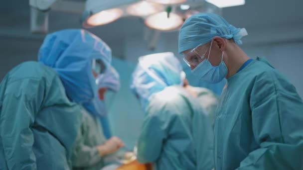 Chirurgen Operieren Infizierte Patienten Gruppe Von Ärzten Schutzanzügen Operationssaal Männliche — Stockvideo