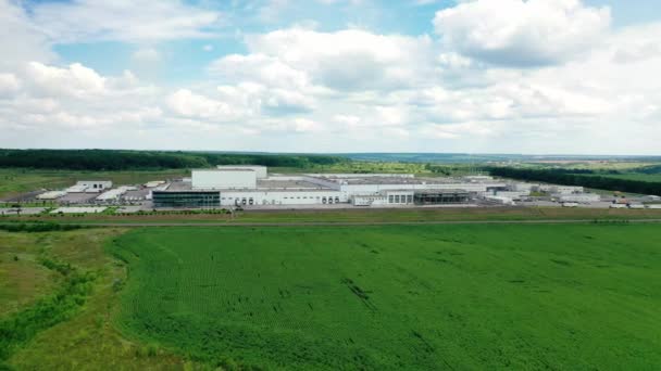 Indústria Moderna Entre Paisagens Verdes Incríveis Grande Complexo Industrial Campo — Vídeo de Stock