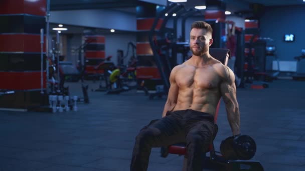 Bodybuilder Entraînement Dans Salle Gym Moderne Sportsman Est Assis Sur — Video