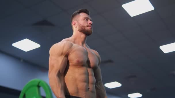 Skjortlös Idrottare Pumpande Muskler Med Skivstång Sportsman Gör Tyngdlyftning Motion — Stockvideo