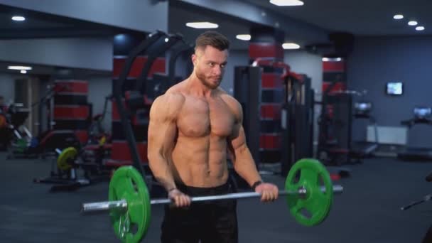 Ağır Bir Halterle Egzersiz Yapan Yakışıklı Kaslı Adam Atletik Üstsüz — Stok video