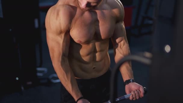 Muskeln Trainieren Sportler Pumpt Seinen Trainierten Körper Einen Simulator Starker — Stockvideo