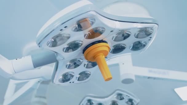 Tavanda Modern Tıbbi Lambalar Ameliyat Odasında Yıldırım Teçhizatı Var Klinikte — Stok video
