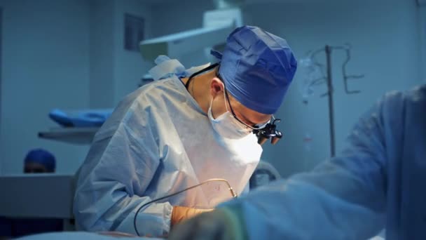 Läkare Opererar Kliniken Läkarspecialist Som Arbetar Med Kirurgiska Verktyg Operation — Stockvideo
