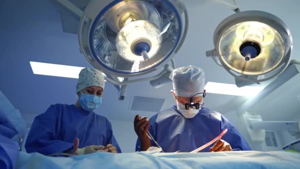 Läkare Och Sjuksköterska Masker Opererar Patienten Medicinsk Personal Utför Operation — Stockvideo