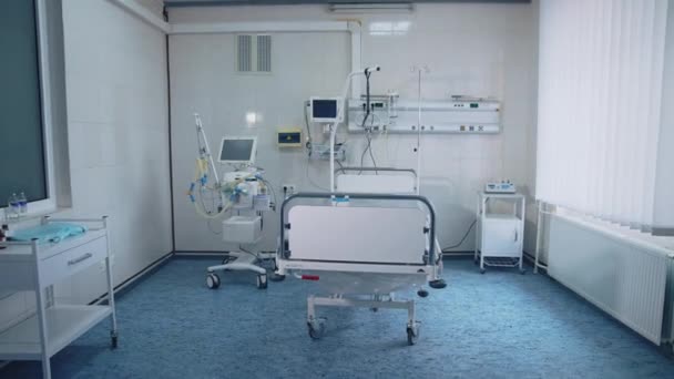 Pusty Pokój Intensywnej Terapii Nowoczesny Pokój Szpitalny Łóżkiem Sprzętem Medycznym — Wideo stockowe