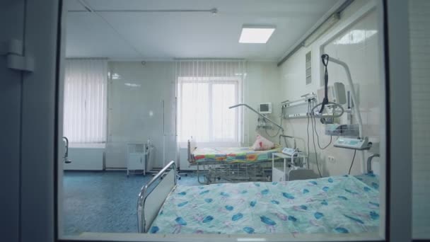 Leere Krankenstation Mit Zwei Leeren Betten Blick Durch Das Flurfenster — Stockvideo