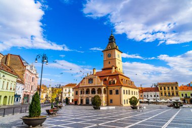 Brasov Meydanı 'ndaki saat kulesi. Romanya 'nın Brasov kentindeki Transilvanya' nın göbeğinde yer alan ikonik saat kulesinin büyüleyici bir görüntüsü.