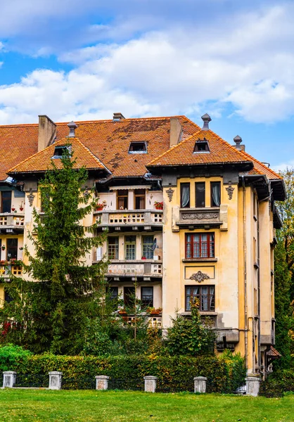 Brasov, Romanya 'daki Terk Edilmiş Mavi Muşambalı Eski Bina - Seyahat İmajı. Romanya 'nın Brasov kentinde, Transilvanya' nın pitoresk bölgesinde bulunan terk edilmiş eski bir bina