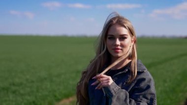 Açık havada genç ve çekici bir kadının portresi. Kırsal kesimde güzel bir model. Güzel köy kızı, kamera önünde doğada poz veriyor..