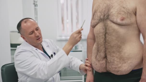 Plastläkare Visar Buken Överviktig Patient Kirurgen Talar Problemdelar Patients Mage — Stockvideo