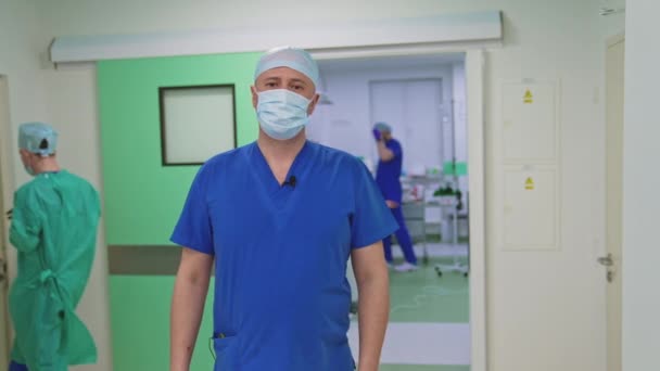 Portrait Médecin Masqué Chirurgien Professionnel Uniforme Médical Debout Clinique Parlant — Video