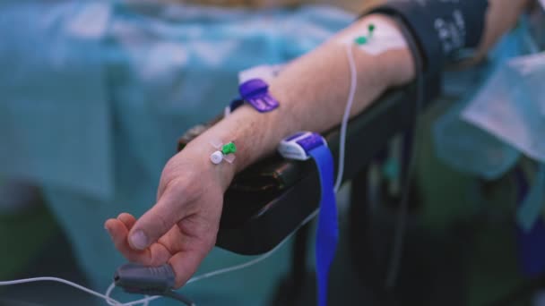 Tangan Pria Selama Operasi Anestetis Tangan Pasien Dengan Monitor Detak — Stok Video