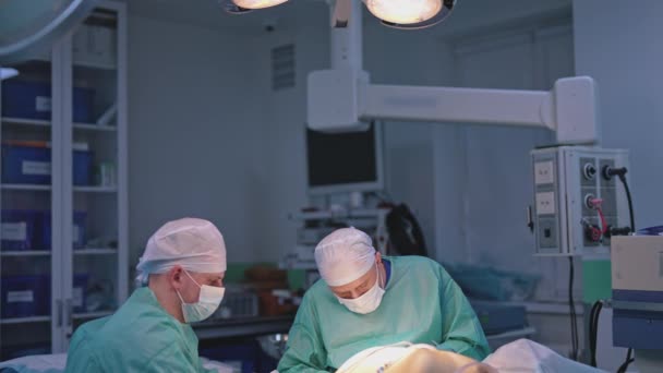 Médico Asistente Masculino Realizando Una Cirugía Especialistas Médicos Máscaras Que — Vídeo de stock