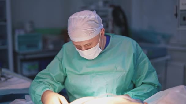 Profesjonalny Chirurg Operujący Plastykę Lekarz Masce Medycznej Mundurze Wykonujący Operację — Wideo stockowe
