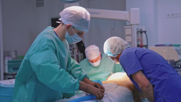 Grupo Especialistas Médicos Sala Cirurgia Médicos Enfermeiros Realizam Uma Cirurgia — Vídeo de Stock