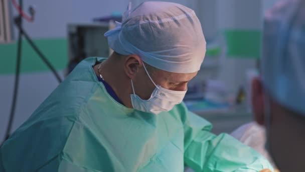 Chirurg Plastyczny Masce Mundurze Boczny Portret Profesjonalnego Lekarza Wykonującego Operację — Wideo stockowe