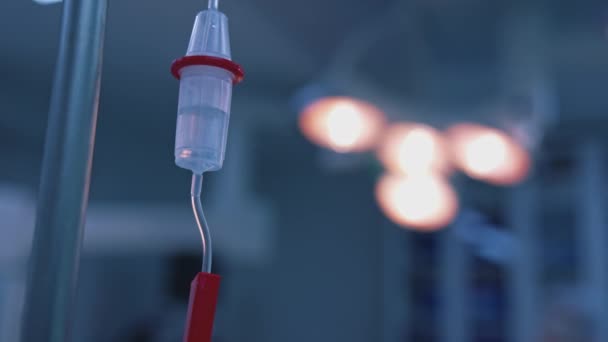 Léky Kapající Během Operace Intravenózní Kapátko Chirurgickém Sále Rozmazaném Pozadí — Stock video