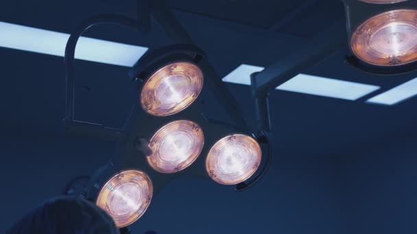 Medizinische Beleuchtung Operationssaal Lampenlichter Hängen Der Decke Krankenhaus Beleuchtungsgeräte Operationssaal — Stockvideo