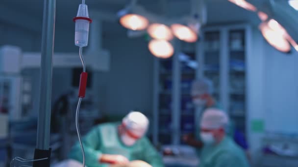 ドリッピング薬による医療用ドロッパー 外科的プロセスのぼやけの背景にゆっくりとダウンチューブをドロッパー — ストック動画