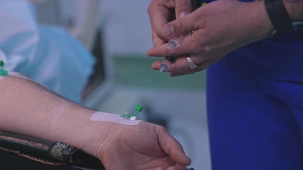 Läkaren Ger Medicin Patientens Hand Manlig Assistent Injicera Vätska Patienten — Stockvideo