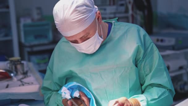 Концентрированный Врач Выполняющий Пластическую Операцию Профессиональный Хирург Проводит Медицинскую Процедуру — стоковое видео