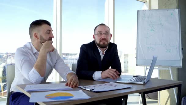 Conversazione Tra Due Uomini Affari Uomini Imprenditore Successo Seduti Tavolo — Video Stock