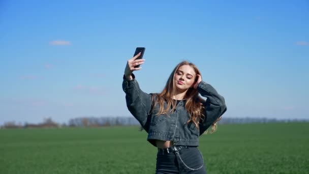 Belle Fille Posant Sur Son Téléphone Portable Dans Nature Jeune — Video