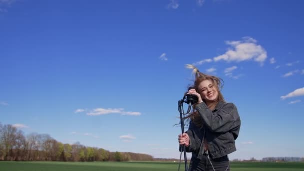 Női Szólista Énekel Mikrofonba Gyönyörű Boldog Énekel Mozgatja Fejét Miközben — Stock videók