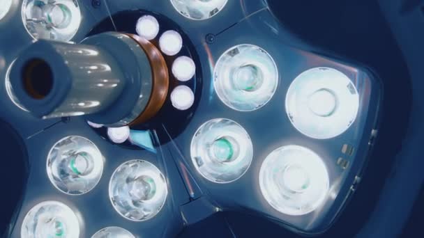 現代の手術ランプ オペレーティングルームで明るく輝く照明器具 クリニックの天井のメディカルランプ — ストック動画