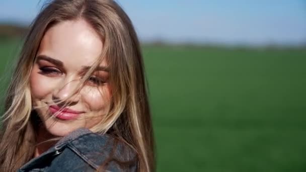 Sahada Güzel Bir Model Kamerada Yürüyen Gülümseyen Güzel Sarışının Yüz — Stok video