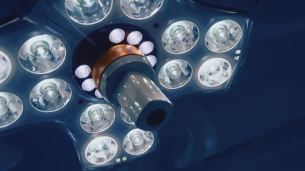 手术室天花板上的轻型设备 现代医用灯具 具有不同的亮光灯具 后续行动 — 图库视频影像