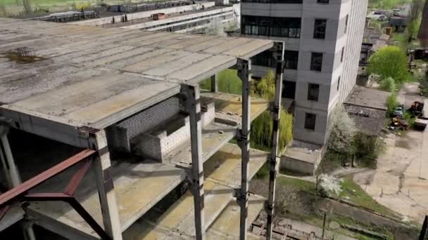 Terk Edilmiş Fabrikanın Tamamlanmamış Binası Baharda Eski Endüstriyel Mimari Kamera — Stok video
