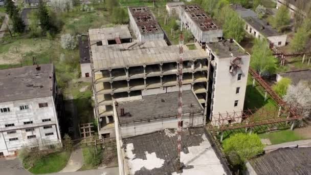Gamla Industribyggnader Forntida Tillverkning Med Förstörda Byggnader Övergiven Zon Våren — Stockvideo