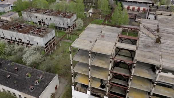 破壊された産業ビル 工場の未完成の古い建築 製造業の放棄された領域 エアリアルビュー — ストック動画