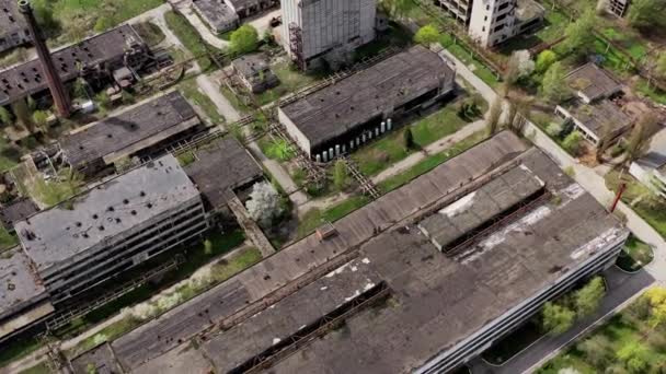 Rostige Zerstörten Dächer Verlassener Fabrikgebäude Leere Ruinen Einer Fabrik Frühjahr — Stockvideo