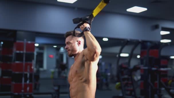 Konzentrierter Sportler Neigt Seinen Körper Zur Seite Muskelprotz Trainiert Der — Stockvideo