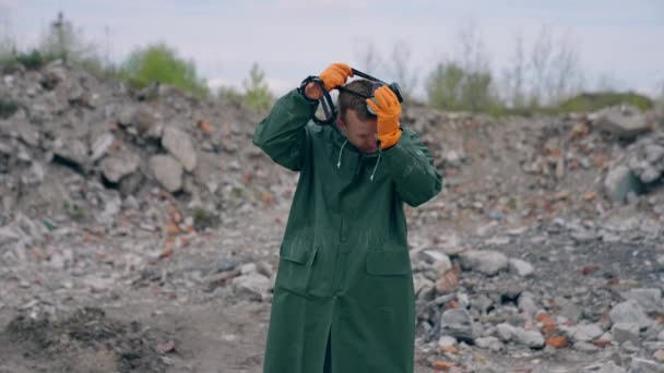 Ecoloog Zet Verlaten Plek Een Masker Man Beschermende Pak Beschermt — Stockvideo